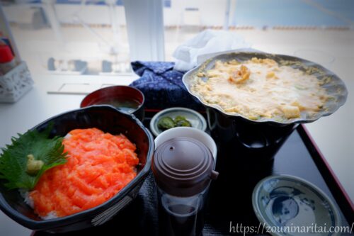 海峡日和大間店の海峡サーモン丼と貝焼きのセット