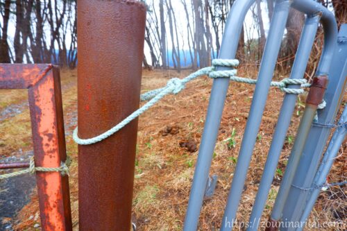 寒立馬越冬放牧地アタカの入口扉