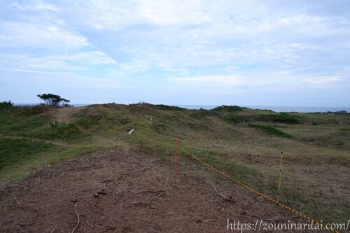 尻屋崎で寒立馬の放牧地を隔てるロープ