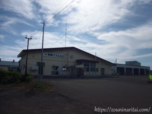 瀬棚線北檜山駅跡地に建つバスターミナル待合室