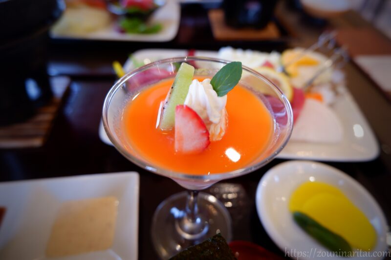 レストランアカショウビンの深浦マグロステーキ丼(雪にんじんのデザート)