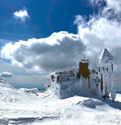 冬の刈田岳山頂付近の雪に覆われた建物