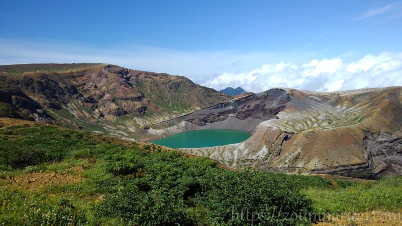 刈田岳山頂から見た夏の蔵王御釜