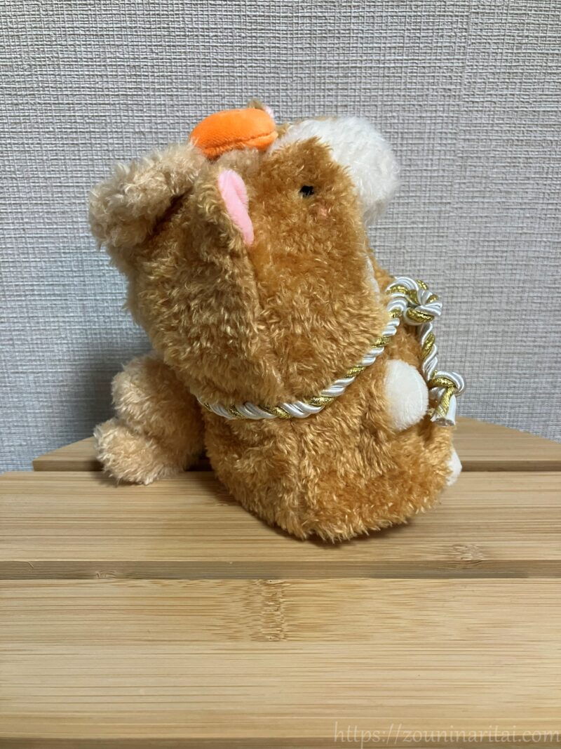 午の衣装を着たついたん横向き