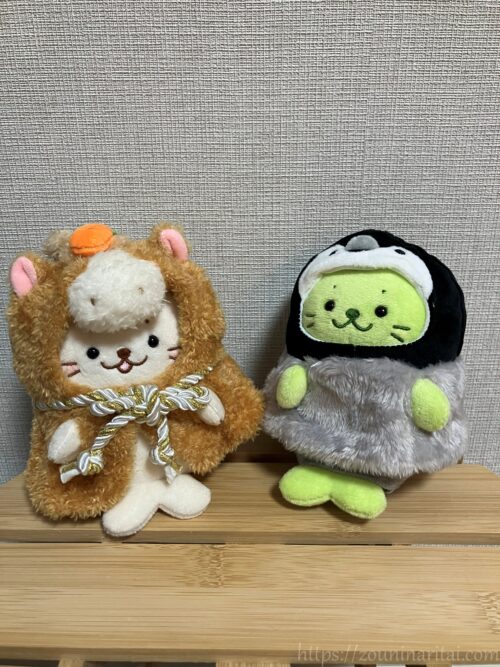 午の衣装を着たついたんと子ペンギンの衣装を着た黄緑色のついたん