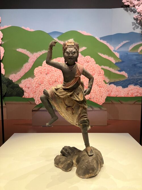 奈良国立博物館特別展「神仏の山　吉野・大峯」で展示されているロサンゼルス・カウンティ美術館の蔵王権現立像