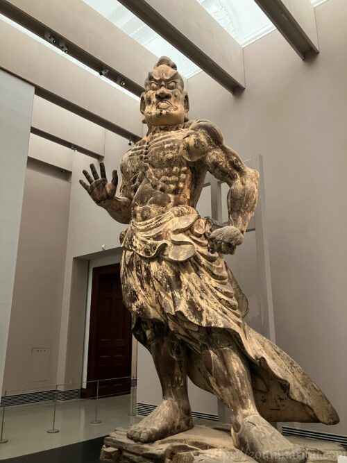 金峯山寺仁王門の仁王像（吽形）。奈良国立博物館に寄託され、仏像館に展示されている姿。