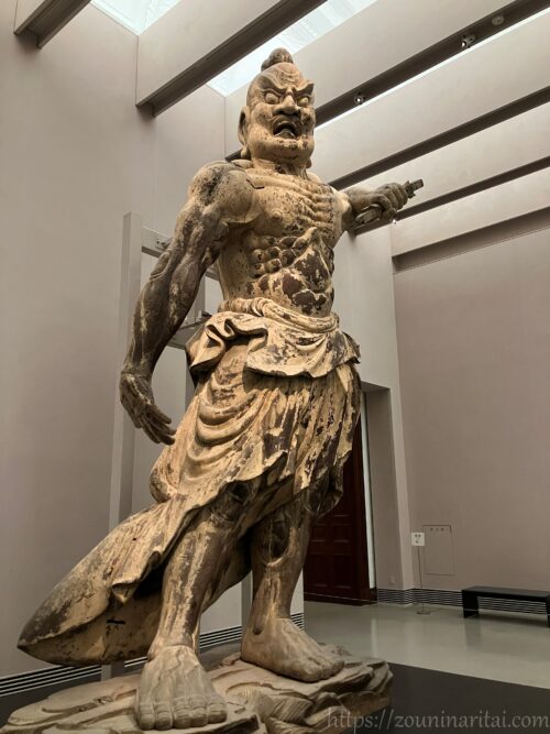 金峯山寺仁王門の仁王像（阿形）。奈良国立博物館に寄託され、仏像館に展示されている姿。