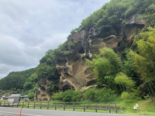 道の駅虫喰岩の前にある虫喰岩全体像