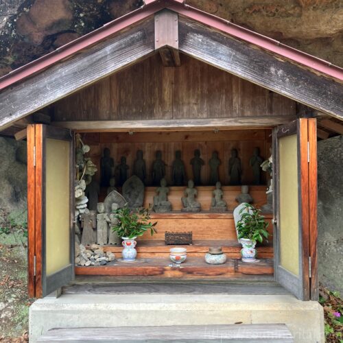 虫喰岩の観音堂