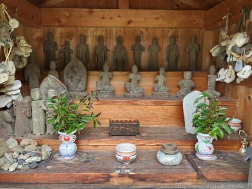 虫喰岩の観音堂に安置されている仏像群