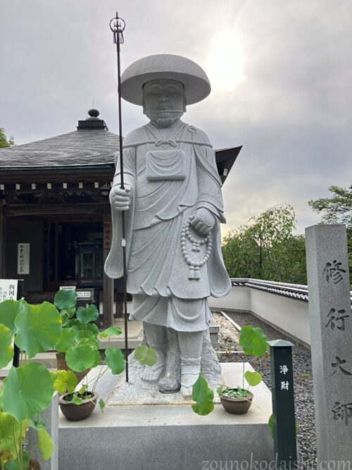 岡寺大師堂の前に立つ修行大師像
