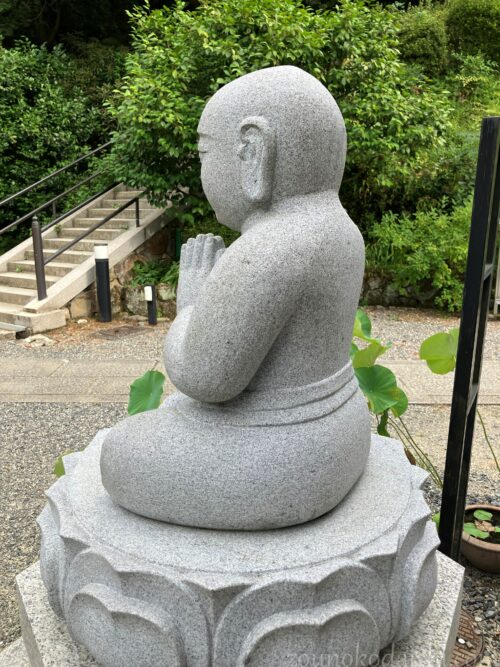 岡寺大師堂前の稚児大師像の側面
