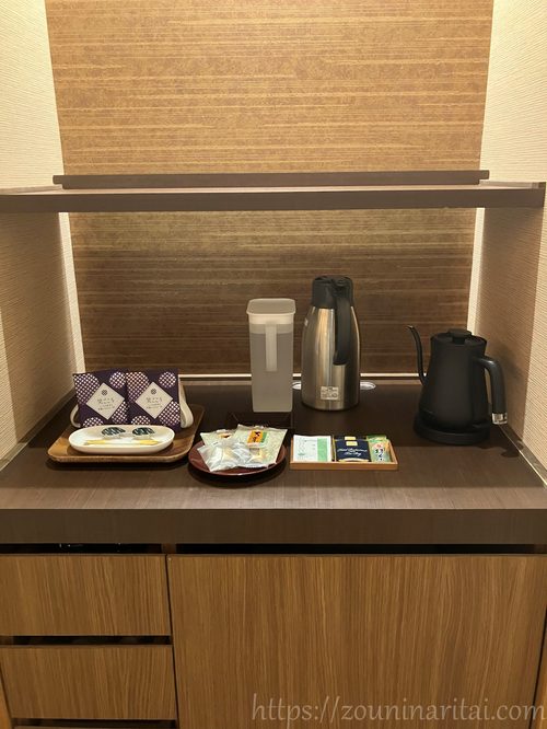 不動口館露天風呂付客室の飲み物やお菓子